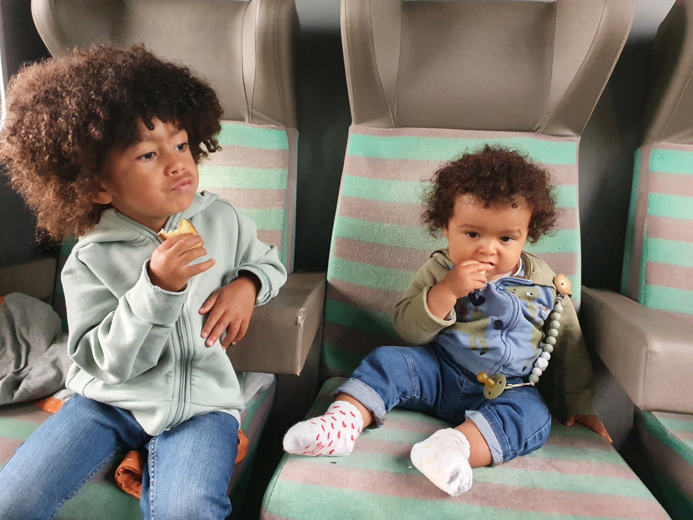 Les enfants mangent des biscuits dans le train